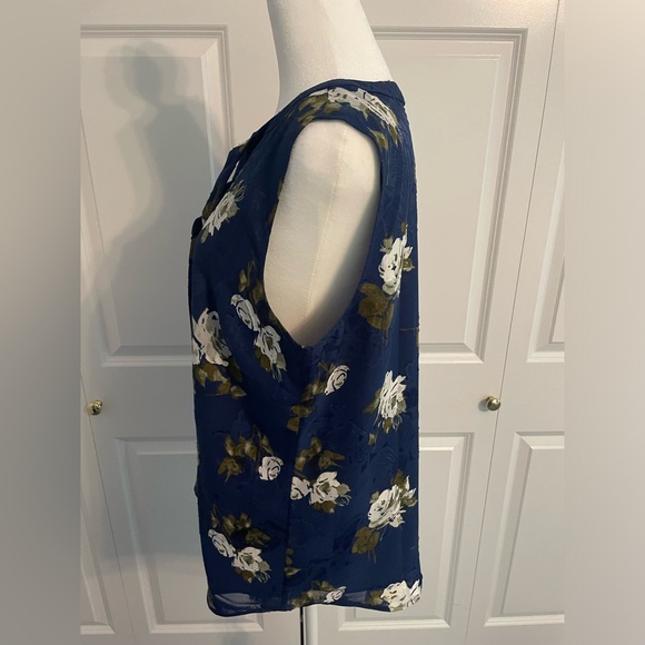 Talbots navy flowy sleeveless white floral blouse - Picture 3 of 4